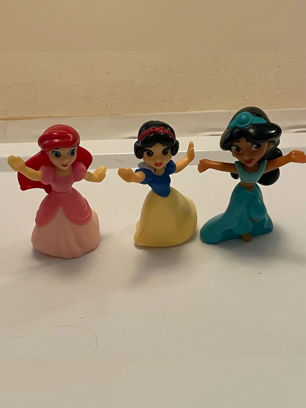 Disney Princess small figurine lot of 4 Jasmine Aerial Snow White Belle toys